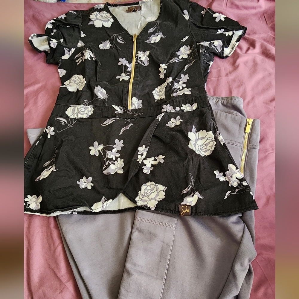 Original Jaanuu scrub set. Tulip top s, pants gray xs